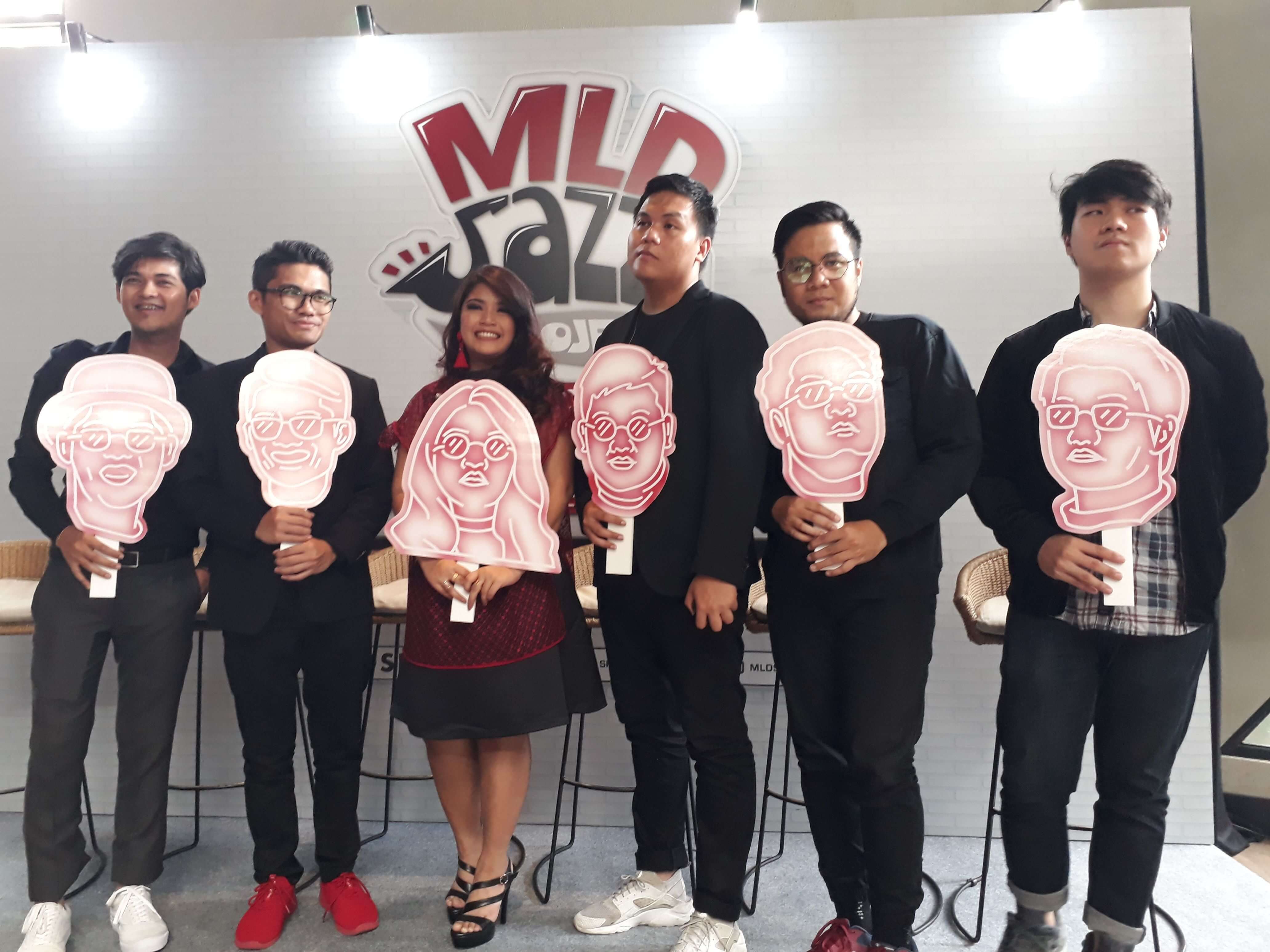 Erick Giri dengan pakaian serba hitam bersama rekan MLDJAZZPROJECT Season 3